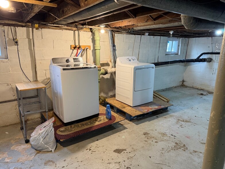 Building Photo - 108 S Warner St