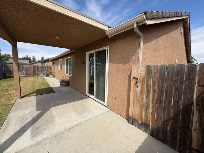 Building Photo - SE Visalia home Available Now!