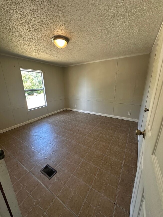 Building Photo - APPROVED SECTION 8 VOUCHERS ONLY! - Rent t...