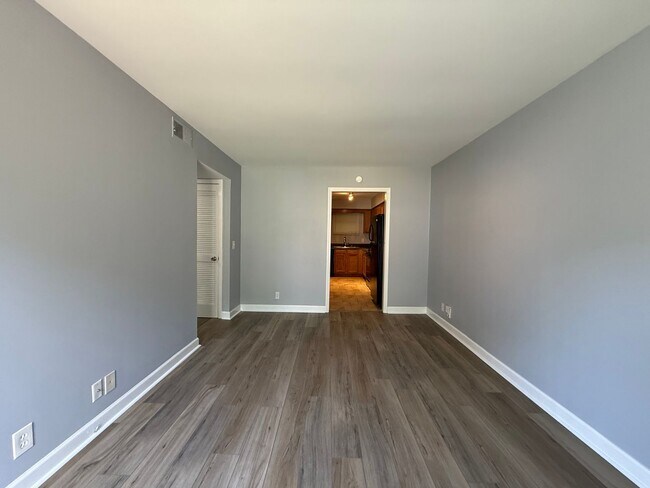 Building Photo - Inglewood Duplex Available Now!