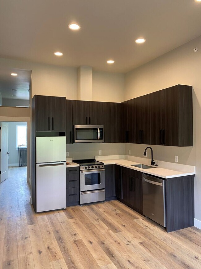 Building Photo - 1BD/1BA Condo w/ nice finishings and great storage!