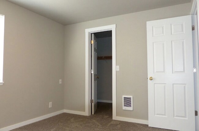 Building Photo - 2743 NE Mesa Ct