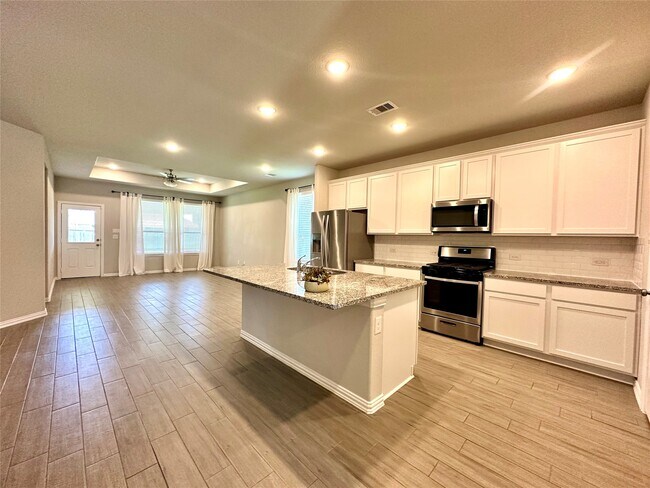 Building Photo - 8319 Divot Trce