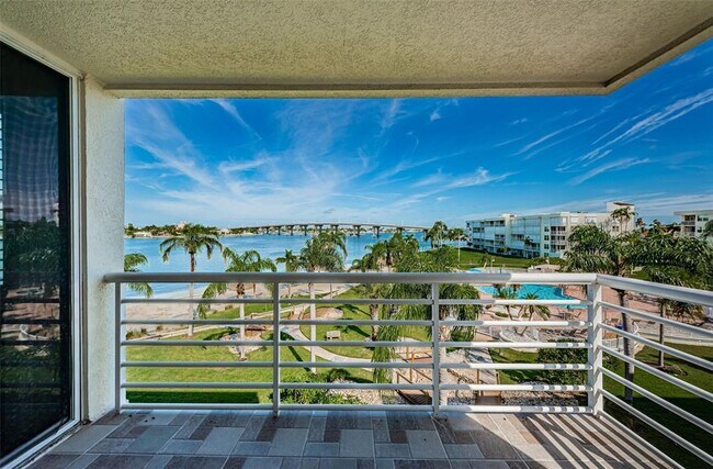 Building Photo - 6081 Bahia Del Mar Cir N
