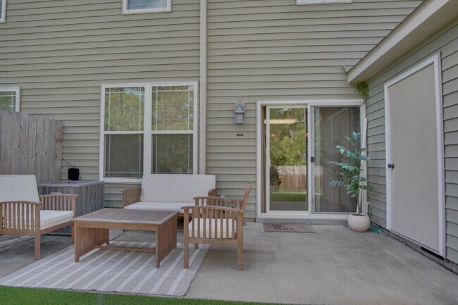 Building Photo - Coastal Living in Navarre: 4 Bedrooms, 2.5...