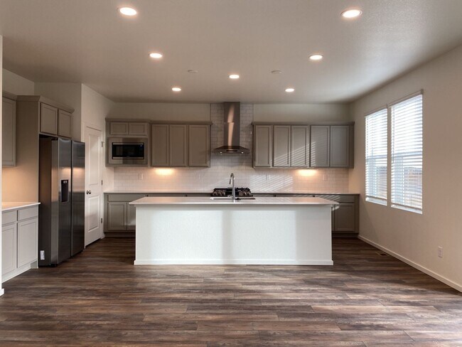 Building Photo - Exquisite 3 Bed 2.5 Bath Single Family Home