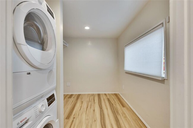 Building Photo - 1515 Bluebonnet Ln