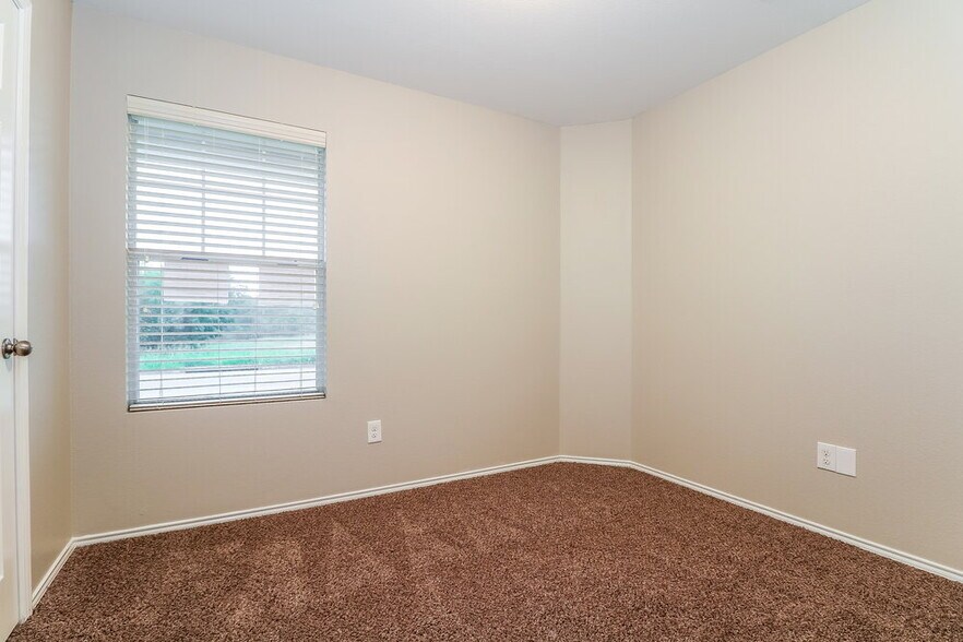 Building Photo - 1303 Macaw Ct
