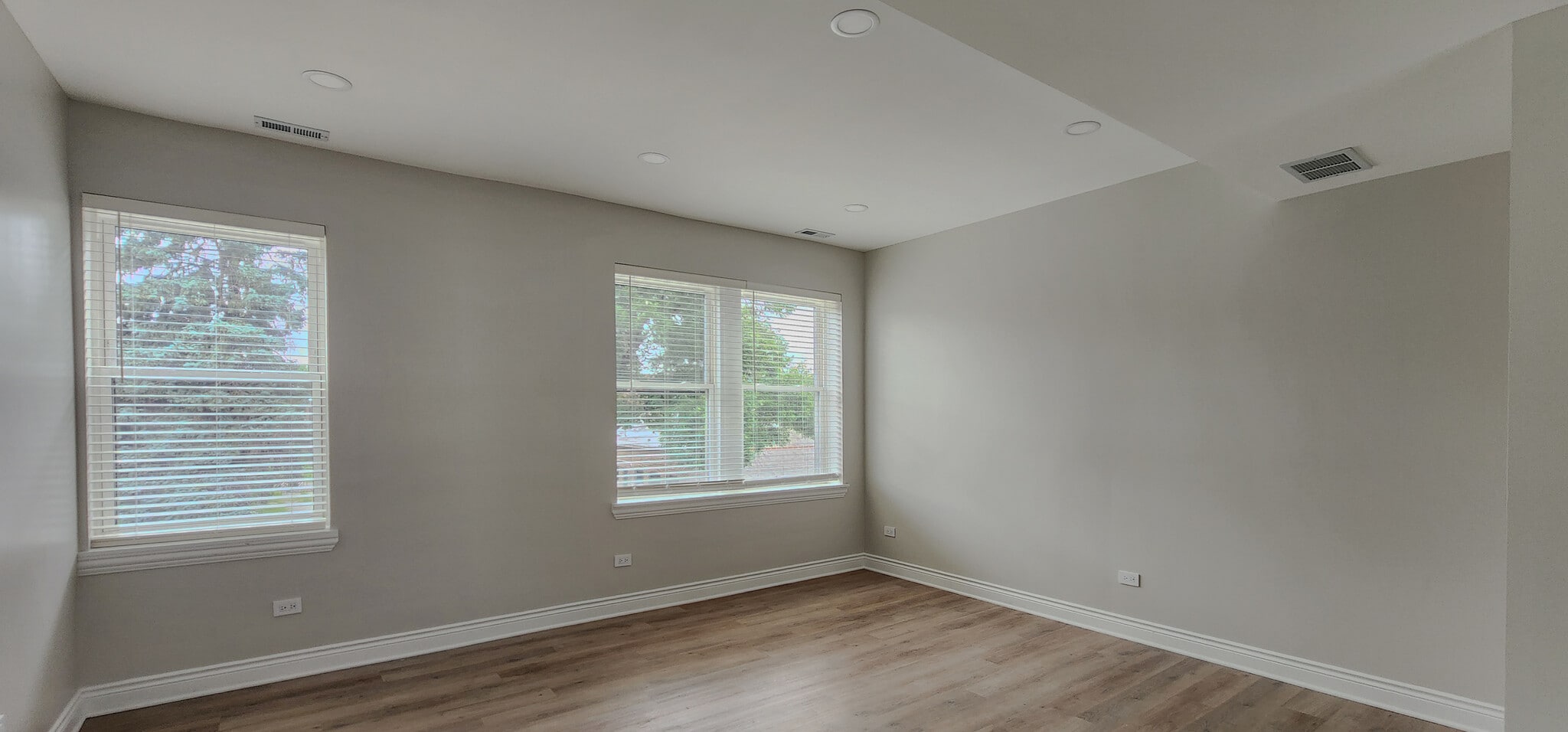 Building Photo - 2552 S Central Park Ave