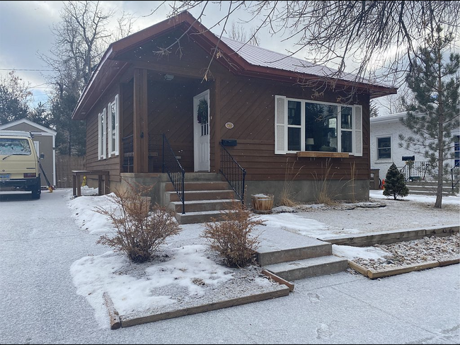 Inviting front entry. - 711 S 11th St