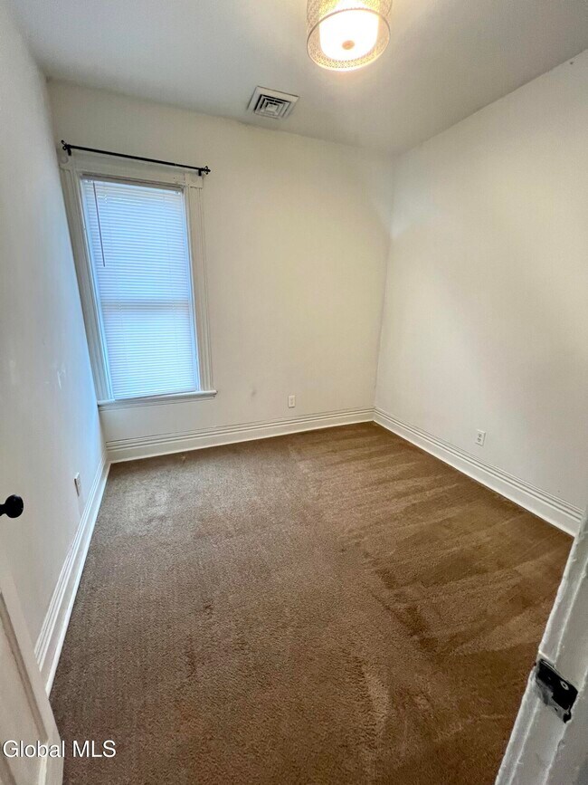 Building Photo - 39 1/2 Milton Ave