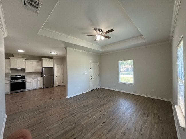 Building Photo - NEWER BUILD IN PA CLIFFS!!