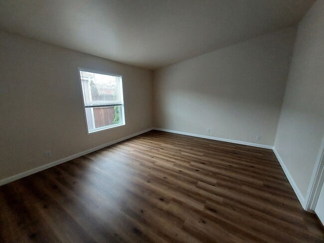 Building Photo - Available Now 3 bedroom, 2bath!!