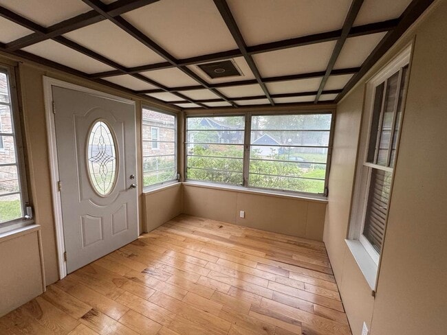 Building Photo - Charming 4 Bedroom Home in Convenient Rock Island Location