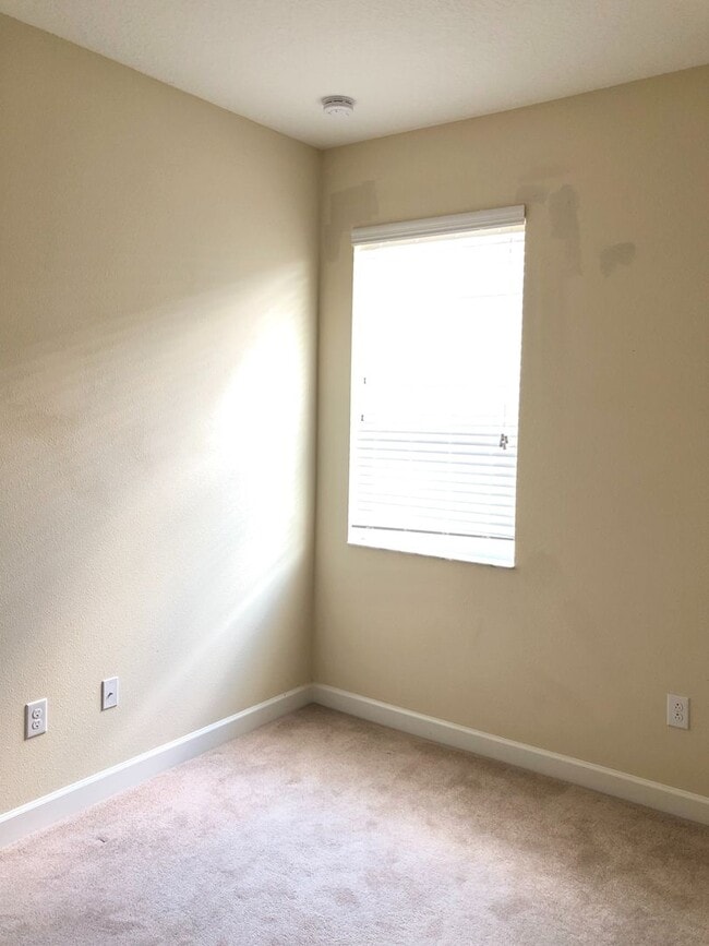 Building Photo - Beautiful 3/2 Spacious Home with a Covered...