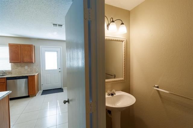 Building Photo - 2700 Peach Dr