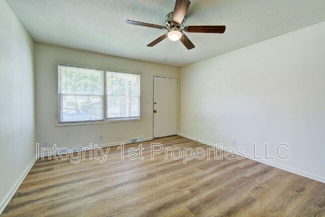 Building Photo - 9002 Bayless Rd