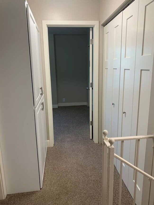 Building Photo - Spacious 2 Bed 1.5 Bath Townhome in Murray ! $500 Amazon Gift Card!