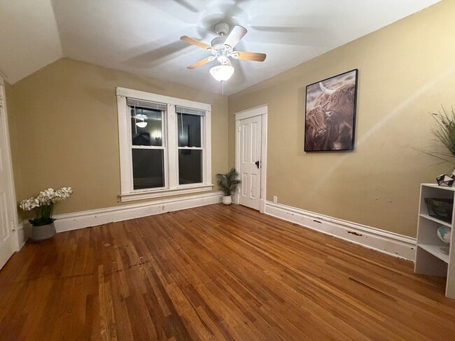 Building Photo - 2 bed, 1 bath home for rent in West Waterloo