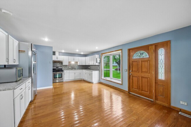 Building Photo - 670 Lakeview Ln