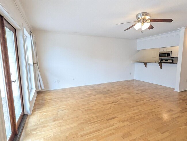 Building Photo - 1818 S Lakeshore Blvd