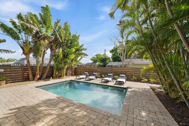 Building Photo - 2650 Leafy Ln