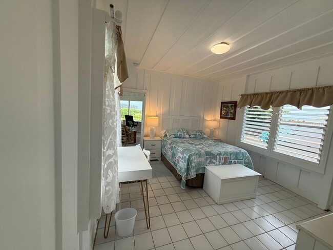 Building Photo - May to October ocean front 2/2 rental