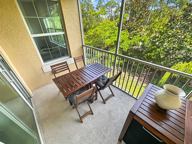 Building Photo - Three Bedroom, Fully Furnished Townhouse