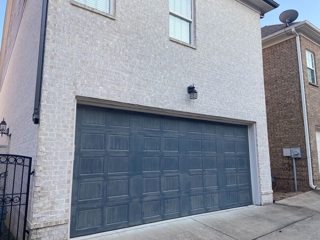 Building Photo - 4BR/4.5BA Furnished Townhome For Rent