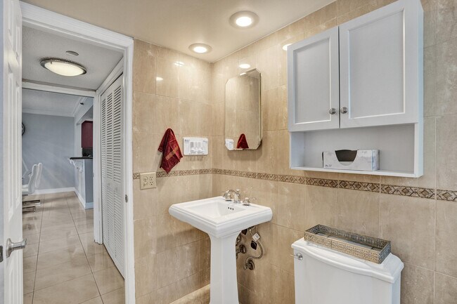 Building Photo - 3520 Oaks Way