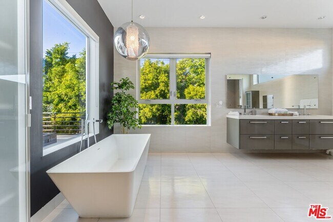 Building Photo - 833 N Orange Grove Ave