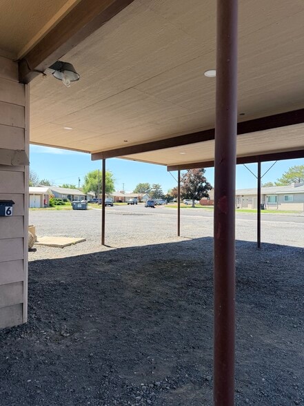 Building Photo - 539 W Crest Dr