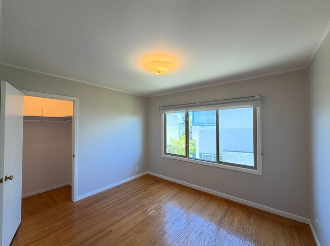 Building Photo - UPDATED HUGE SUNNY 2250sf 3BR+Den/1+2Half BA 2250sf Sunset/UCSF Home VIEWS AVAILABLE NOW