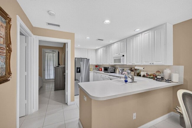 Building Photo - 213 Barcelona Dr
