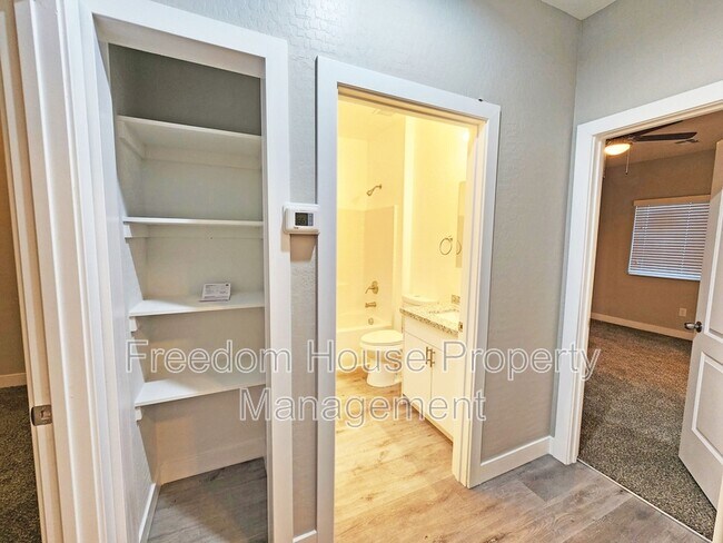 Building Photo - 1111 Sixshooter Ave