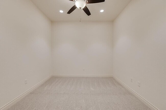 Building Photo - 102 Bella Toscana Ave