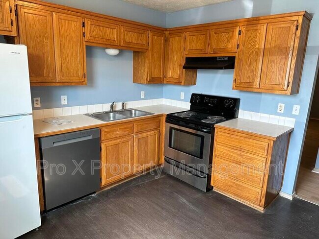 Building Photo - 121 Elm St