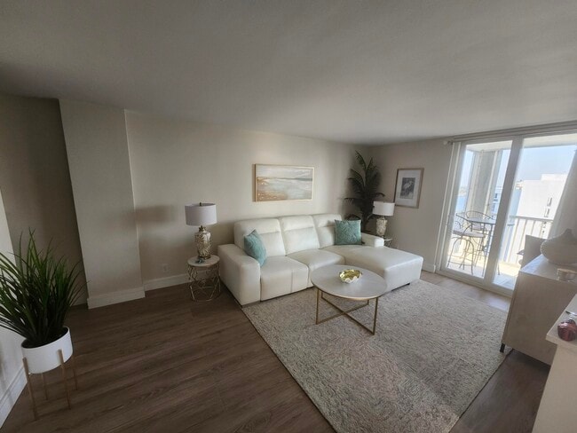 Building Photo - 1505 N Riverside Dr