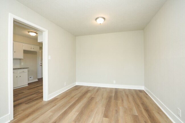 Building Photo - 631 Edgebrook Dr