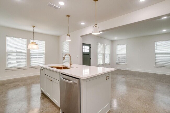 Building Photo - Brand New, Custom 3 bedroom Home in Granbury Now Available!