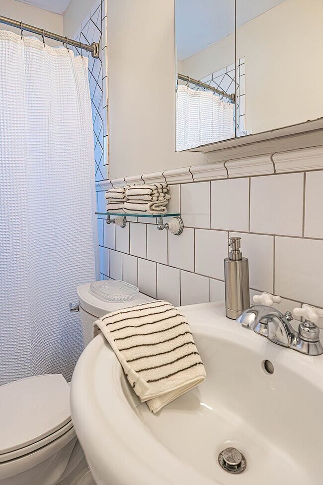 Building Photo - Quaint 4 bedroom Erie Home with Central Air & Garage Parking (Month to Month available)