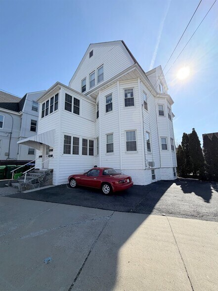 Building Photo - 521 Main St