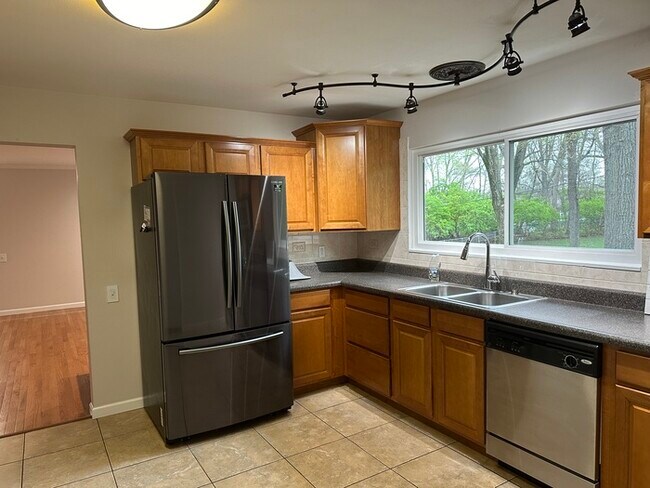 Building Photo - 3 Bedroom 2 Bathroom in Parkway North School District!