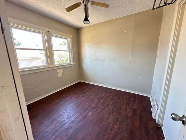 Building Photo - 514 16th St NE