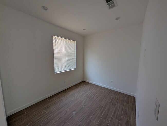 Building Photo - Central Homes