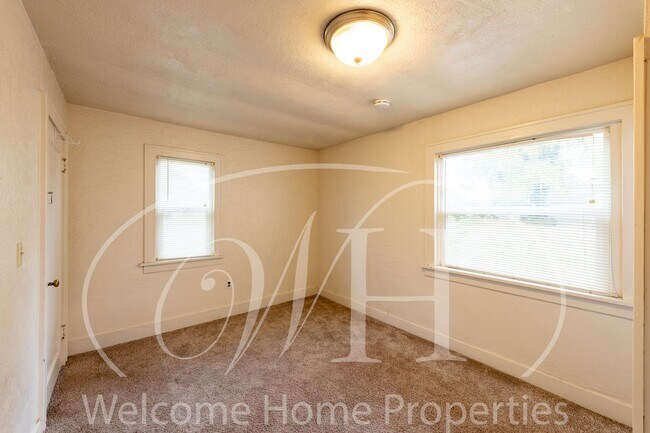Building Photo - Cozy Home with Storage in Quiet Convenient Location