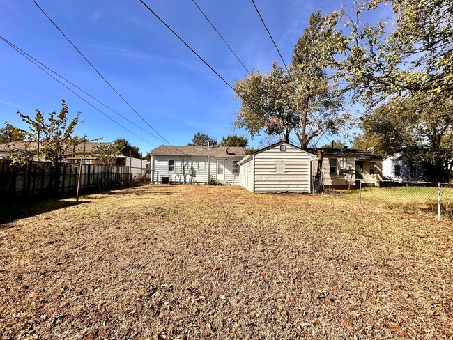 Building Photo - Newly Remodeled Home with Move-In Special!