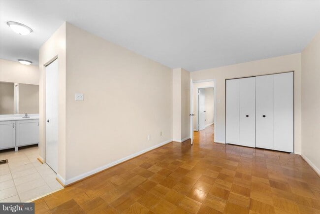 Building Photo - 5052 Cliffhaven Dr