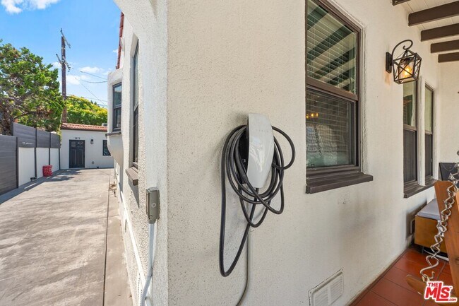 Building Photo - 3871 Roxton Ave