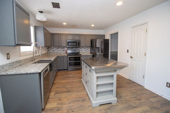 Building Photo - Beautiful 3BR/2.5BA Home with Fenced Yard, Granite Kitchen & Neighborhood Pool